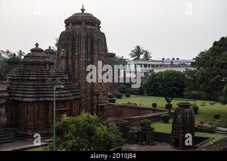 Bhubaneswar, Indien - 4. Februar 2020: Blick über die Steinstrukturen und die Architektur des Chitrkarini-Tempels am 4. Februar 2020 in Bhubaneswar Stockfoto