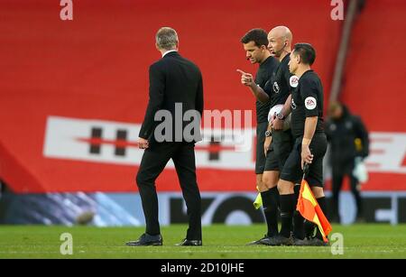 Manchester United Manager Ole Gunnar Solskjaer (links) spricht nach dem Premier League Spiel in Old Trafford, Manchester, mit Schiedsrichter Anthony Taylor. Stockfoto