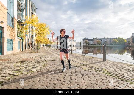 So 4. Oktober 2020. Edinburgh, Großbritannien. Charlotte Neary läuft die 28 Meilen Länge des Wassers von Leith von seiner Quelle in Balerno bis zum Meer am Hafen von Leith im Rahmen des London Marathon 2020. Sie ist die Community & Volunteers Officer beim Water of Leith Conservation Trust und ihr Lauf hat über £4000 gesammelt, um die Wohltätigkeitsorganisation zu unterstützen, deren Einkommen von der Covid-19 Pandemie betroffen ist. Stockfoto