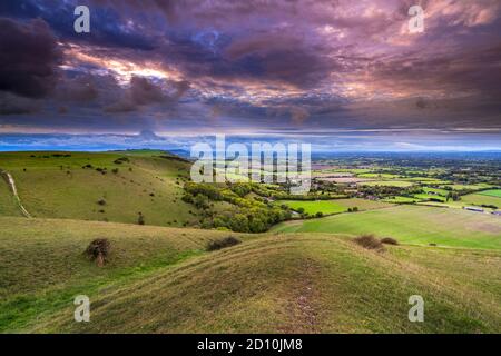 Verstreute Wolken über dem Dorf Fulking Dorf im South Downs National Park vom Devil's Dike, Sussex, England Stockfoto