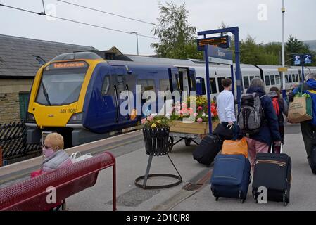 Passagiere, die einen neuen elektrischen Zug der Klasse 331 verlassen, der von Northern Trains betrieben wird, fahren am Bahnhof Skipton, Yorkshire, Großbritannien Stockfoto