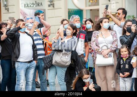 Florenz, Italien - 2020. September 26: Touristen (nicht identifizierte Personen) tragen Gesichtsmasken und fotografieren mit dem Telefon auf der Straße, während Coronavirus. Stockfoto