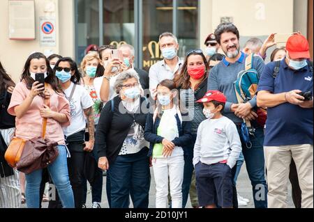 Florenz, Italien - 2020. September 26: Touristen (nicht identifizierte Personen) tragen Gesichtsmasken und fotografieren mit dem Telefon auf der Straße, während Coronavirus. Stockfoto