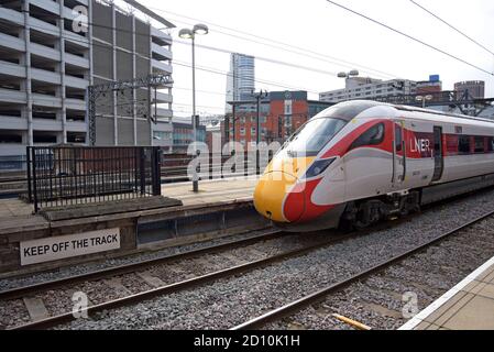 Ein LNER Azuma Hochgeschwindigkeitszug am Bahnhof Leeds, Yorkshire, Großbritannien Stockfoto
