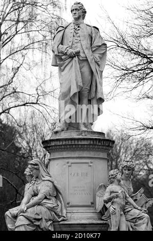 Berlin / Deutschland - 18. Februar 2017: Das Goethe-Denkmal, Denkmal des deutschen Schriftstellers Johann Wolfgang von Goethe von Fritz Schaper, in Tierkarte Stockfoto