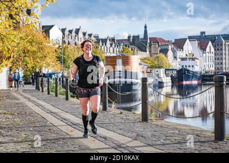 So 4. Oktober 2020. Edinburgh, Großbritannien. Charlotte Neary läuft die 28 Meilen Länge des Wassers von Leith von seiner Quelle in Balerno bis zum Meer am Hafen von Leith im Rahmen des London Marathon 2020. Sie ist die Community & Volunteers Officer beim Water of Leith Conservation Trust und ihr Lauf hat über £4000 gesammelt, um die Wohltätigkeitsorganisation zu unterstützen, deren Einkommen von der Covid-19 Pandemie betroffen ist. Stockfoto