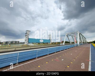 Stahlbrücke über den Fluss Hollandsche IJssel bei Krimpen aan Den IJssel in der Nähe von Rotterdam und zwischen 2 riesigen Barrieren Um ein großes Gebiet von Holla zu schützen Stockfoto