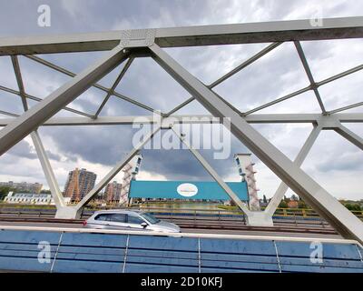 Stahlbrücke über den Fluss Hollandsche IJssel bei Krimpen aan Den IJssel in der Nähe von Rotterdam und zwischen 2 riesigen Barrieren Um ein großes Gebiet von Holla zu schützen Stockfoto