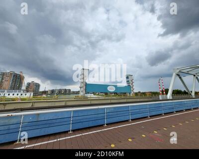 Stahlbrücke über den Fluss Hollandsche IJssel bei Krimpen aan Den IJssel in der Nähe von Rotterdam und zwischen 2 riesigen Barrieren Um ein großes Gebiet von Holla zu schützen Stockfoto