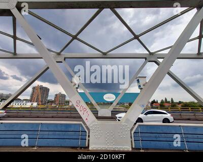 Stahlbrücke über den Fluss Hollandsche IJssel bei Krimpen aan Den IJssel in der Nähe von Rotterdam und zwischen 2 riesigen Barrieren Um ein großes Gebiet von Holla zu schützen Stockfoto