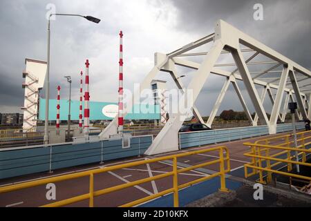 Stahlbrücke über den Fluss Hollandsche IJssel bei Krimpen aan Den IJssel in der Nähe von Rotterdam und zwischen 2 riesigen Barrieren Um ein großes Gebiet von Holla zu schützen Stockfoto