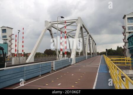 Stahlbrücke über den Fluss Hollandsche IJssel bei Krimpen aan Den IJssel in der Nähe von Rotterdam und zwischen 2 riesigen Barrieren Um ein großes Gebiet von Holla zu schützen Stockfoto