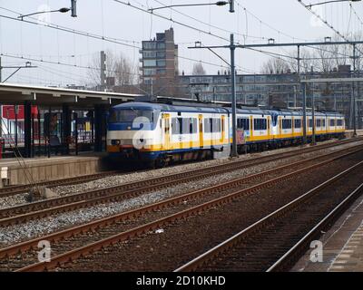 Lokaler Pendlerzug namens Sprinter am Bahnhof von Gouda in den Niederlanden Stockfoto