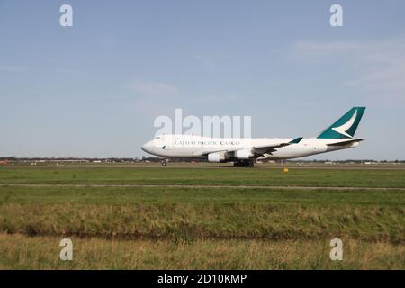 B-LIE Cathay Pacific Cargo vom Typ Boeing 747 400F startet Vom Polderbaan am Amsterdam Schiphol Airport in den Niederlanden Stockfoto