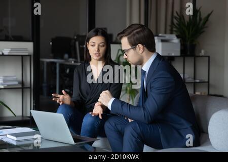 Multirassische junge Geschäftsleute diskutieren Projektpräsentation. Stockfoto