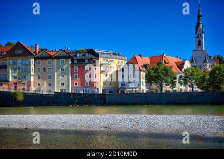 DE - BAYERN: Blick auf die Altstadt von Bad Tölz mit der Isar im Vordergrund Stockfoto