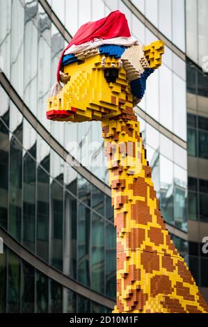 Berlin / Deutschland - 18. Februar 2017: LEGO Giraffe auf dem Potsdamer Platz in Berlin Stockfoto