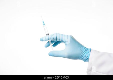 Nahaufnahme der Hand in einem blauen Handschuh, der die Spritze isoliert auf hält Weißer Hintergrund Stockfoto