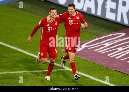 München, Deutschland. 04.10.2018 2020. firo: 04.10.2020, Fußball, 1. Bundesliga, Saison 2020/2021, 3. Spieltag, FC Bayern München - Hertha BSC Berlin, Benjamin Pavard, Robert Lewandowski, FC Bayern München, FCB, München, München, ganze Figur, Jubilation, zur weltweiten Nutzung Quelle: dpa/Alamy Live News Stockfoto