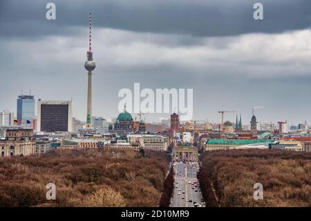 Berlin / Deutschland - 10. März 2017: Blick von der Siegessäule Richtung Brandenburger Tor und Berliner Innenstadt Stockfoto