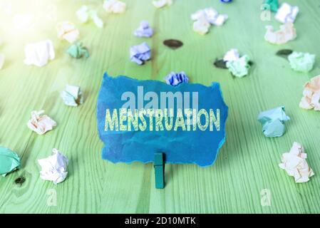 Wortschreiben Text Menstruation. Geschäftsfoto zeigt zyklische Entladung von Blut und Gewebestruck aus der Gebärmutter farbige zerknitterte Rechteck s Stockfoto