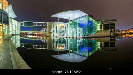 Berlin / Deutschland - 16. Februar 2017: Das Marie-Elisabeth-Lüders-Haus, parlamentarischer Komplex im neuen Regierungsviertel Berlins, reflektiert in S Stockfoto