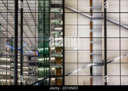 Berlin / Deutschland - 16. Februar 2017: Die Bibliothek des Deutschen Bundestages in einem Marie-Elisabeth Lüders-Gebäude Stockfoto