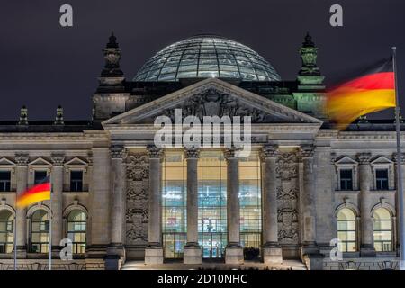 Berlin / Deutschland - 28. Februar 2017: Reichstagsgebäude (Deutscher Bundestag) in der Nacht die Widmung dem deutschen Volk, was dem deutschen Volk bedeutet Stockfoto