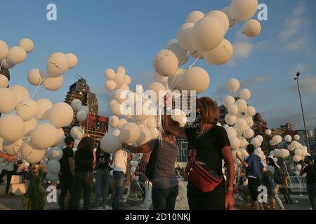 Beirut, Libanon. Oktober 2020. Libanesische Menschen lassen bei einer Zeremonie anlässlich des zweimonatigen Jahrestages der Explosion, bei der 200 Menschen ums Leben kamen und mehr als 6,500 weitere verletzt wurden, Ballons frei, die die Namen der Opfer der Explosion am 04. August 2020 in Beirut tragen. Quelle: Marwan Naamani/dpa/Alamy Live News Stockfoto