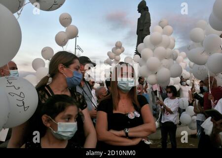 Beirut, Libanon. Oktober 2020. Libanesische Menschen lassen bei einer Zeremonie anlässlich des zweimonatigen Jahrestages der Explosion, bei der 200 Menschen ums Leben kamen und mehr als 6,500 weitere verletzt wurden, Ballons frei, die die Namen der Opfer der Explosion am 04. August 2020 in Beirut tragen. Quelle: Marwan Naamani/dpa/Alamy Live News Stockfoto