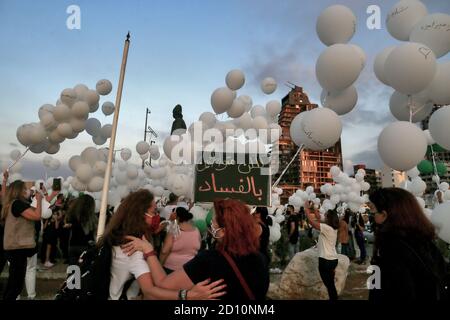 Beirut, Libanon. Oktober 2020. Libanesische Menschen lassen bei einer Zeremonie anlässlich des zweimonatigen Jahrestages der Explosion, bei der 200 Menschen ums Leben kamen und mehr als 6,500 weitere verletzt wurden, Ballons frei, die die Namen der Opfer der Explosion am 04. August 2020 in Beirut tragen. Quelle: Marwan Naamani/dpa/Alamy Live News Stockfoto