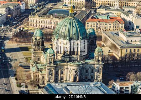 Berlin / Deutschland - 1. März 2017: Berliner Stadtbild, Blick vom Fernsehturm Berliner Fernsehturm Stockfoto