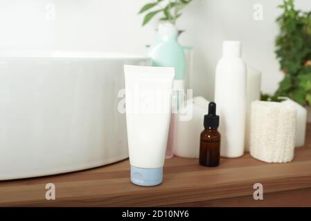 Eine Tube Feuchtigkeitspflege und Hautpflege-Lotion sitzen neben dem Waschbecken. Das Konzept der Sauberkeit, Hautpflege am Morgen im Badezimmer. Niemand. Stockfoto