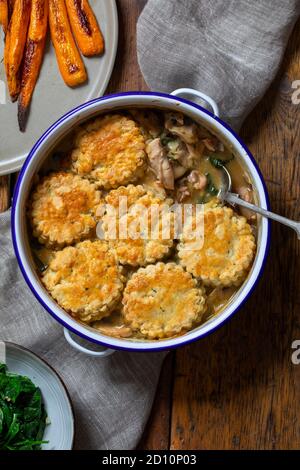 Hähnchen Schuster mit Thymian Scones Belag Stockfoto