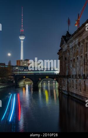 Berlin / Deutschland - 13. Februar 2017: Museumsinsel im Zentrum Berlins, Spree und Berliner Fernsehturm im Hintergrund Stockfoto