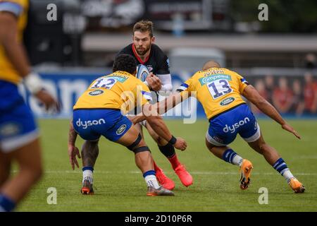 LONDON, GROSSBRITANNIEN. Oktober 2020. Elliot Daly aus Saracens (Mitte) wird während der Gallagher Premiership Rugby Match Runde 22 zwischen Saracens und Bath am Sonntag, den 04. Oktober 2020 im Allianz Park angegangen. LONDON ENGLAND. Kredit: Taka G Wu/Alamy Live Nachrichten Stockfoto