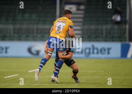 LONDON, GROSSBRITANNIEN. Oktober 2020. Josh Bayliss von Bath wird am Sonntag, den 04. Oktober 2020, während der Gallagher Premiership Rugby Match Runde 22 zwischen Saracens und Bath im Allianz Park angegangen. LONDON ENGLAND. Kredit: Taka G Wu/Alamy Live Nachrichten Stockfoto