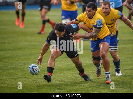 LONDON, GROSSBRITANNIEN. Oktober 2020. Juan Pablo Socino aus Saracens wird während der Gallagher Premiership Rugby Match Runde 22 zwischen Saracens und Bath am Sonntag, den 04. Oktober 2020 im Allianz Park angegangen. LONDON ENGLAND. Kredit: Taka G Wu/Alamy Live Nachrichten Stockfoto