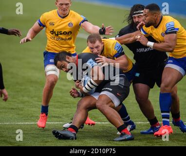 LONDON, GROSSBRITANNIEN. Oktober 2020. Billy Vunipola von Saracens wird während der Gallagher Premiership Rugby Match Runde 22 zwischen Saracens gegen Bath im Allianz Park am Sonntag, den 04. Oktober 2020 angegangen. LONDON ENGLAND. Kredit: Taka G Wu/Alamy Live Nachrichten Stockfoto