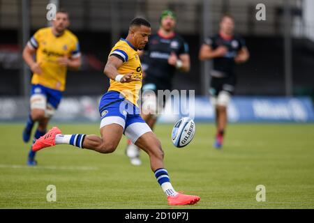 LONDON, GROSSBRITANNIEN. Oktober 2020. Anthony Watson von Bath in Aktion während der Gallagher Premiership Rugby Match Runde 22 zwischen Saracens und Bath im Allianz Park am Sonntag, den 04. Oktober 2020. LONDON ENGLAND. Kredit: Taka G Wu/Alamy Live Nachrichten Stockfoto