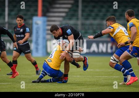 LONDON, GROSSBRITANNIEN. Oktober 2020. Callum Hunter-Hill of Saracens wird während der Gallagher Premiership Rugby Match Runde 22 zwischen Saracens gegen Bath im Allianz Park am Sonntag, den 04. Oktober 2020 angegangen. LONDON ENGLAND. Kredit: Taka G Wu/Alamy Live Nachrichten Stockfoto