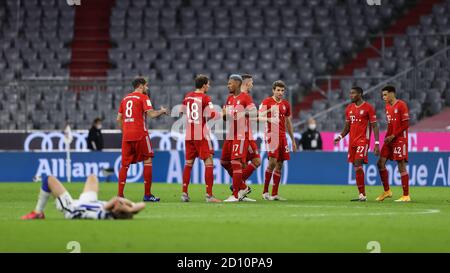 München, Deutschland. Oktober 2020. Nach dem Sieg in Bayern: Von links nach rechts Javi Martinez (FCB), Leon Goretzka (FCB), Jerome Boateng (FCB), Thomas Müller (FCB), David Alaba (FCB), Jamal Musiala (FCB). GES/Fußball/1. Bundesliga: FC Bayern München - Hertha BSC Berlin, 04.10.2020 Fußball: 1. Liga: FC Bayern München gegen Hertha BSC Berlin, München, 4. Oktober 2020 Quelle: dpa/Alamy Live News Stockfoto