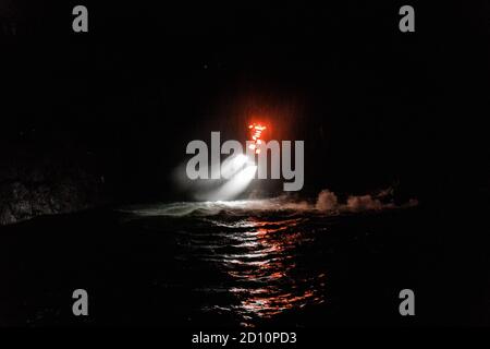 Flyboarding bei Nacht in einem Steinbruch in der Tschechischen Republik. Ein nicht identifizierter Mann führt nachts das Flyboarding durch. Bewegungseffekt, Langzeitbelichtung. Stockfoto