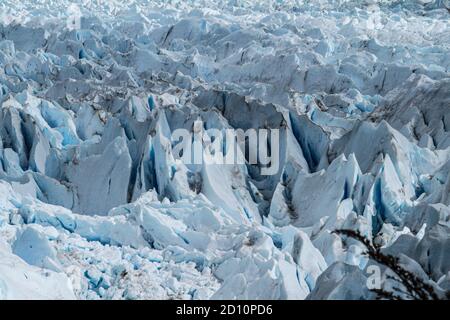 Ausflug von El Calafate, 80 km nördlich, zur beeindruckenden Eisfront des Glaciar Perito Moreno. Die Eisfront ist sehr aktiv und Kälber. Stockfoto