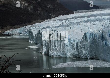 Ausflug von El Calafate, 80 km nördlich, zur beeindruckenden Eisfront des Glaciar Perito Moreno. Die Eisfront ist sehr aktiv und Kälber. Stockfoto