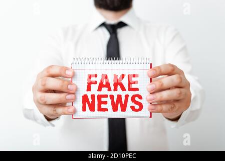 Word Writing Text Fake News. Business-Foto zeigt falsche Informationen veröffentlichen unter dem Deckmantel der authentischen Nachrichten Modell zeigt verschiedene em Stockfoto