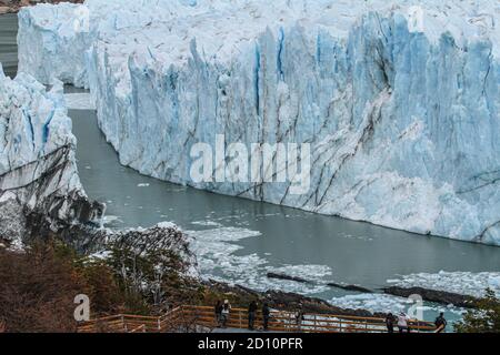 Ausflug von El Calafate, 80 km nördlich, zur beeindruckenden Eisfront des Glaciar Perito Moreno. Die Eisfront ist sehr aktiv und Kälber. Stockfoto