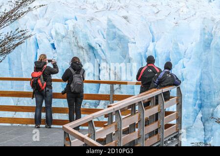 Ausflug von El Calafate, 80 km nördlich, zur beeindruckenden Eisfront des Glaciar Perito Moreno. Die Eisfront ist sehr aktiv und Kälber. Stockfoto