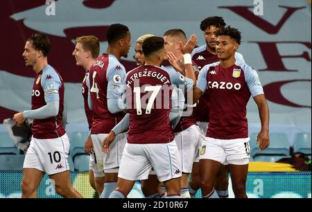 Ollie Watkins von Aston Villa (rechts) feiert das zweite Tor seiner Spielesolvist während des Premier League-Spiels in Villa Park, Birmingham. Stockfoto