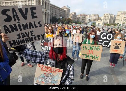Ein Aktivist, der während der Demonstration Tierrechtsaushänge hält.auf dem Unabhängigkeitsplatz fordern Tierrechtsaktivisten ein Verbot von Jagd- und Pelzfarmen, Tierversuche, die Verwendung von Tieren in Zirkussen, Kontaktzoos, Delfinarien und auch das Betteln mit Tieren. Der Protest markierte den Welttiertag, einen internationalen Aktionstag für Tierrechte und Tierschutz, der jährlich am 4. Oktober begangen wird. Stockfoto
